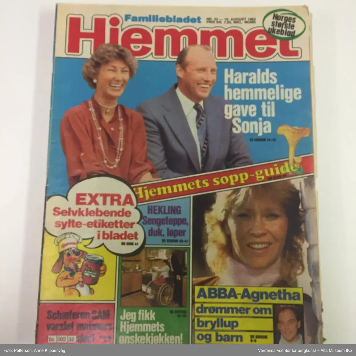 11 ukeblader i vanlig ukebladformat. Fargesider.