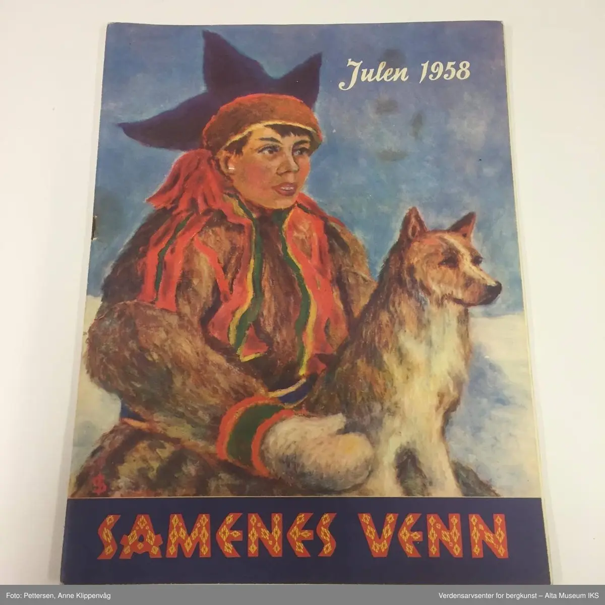 Form: Varierende firkantede formater.

 A) "Evangelisten" Julenummer 1958, 
B) "Høstblomsten" Julen 1950, 
C) "Sambaandet" 1953 og 1957,
D) "Hjemmets Venn" Julen 1958, 
E) "Bonde og småbruker" Julen 1958, 
F) "Dag over Norge" Julenummer 1945 (2 ex), 
G) "Krigsropet" Julen 1952, 
H) "Kristen ungdom" Julen 1953,
 I) "Kooperatøren" Julenummer 1955, 
J) "Samenes venn" Juleboken 1947 (bare omslag), 1958 og 1959, K) "K.F.U.K. speidernes blads julenummer" 1947, L) "Glade Jul" 1959 (utg.: Det Norske Misjonsselskap), M) "Barnas Søndagsblad" Julen 1958, N) "Barnehelg" Julen 1951, 1952, 1953, 1958, O) hefte uten omslag (utg.: Den norske sjømannsmisjon) >1951