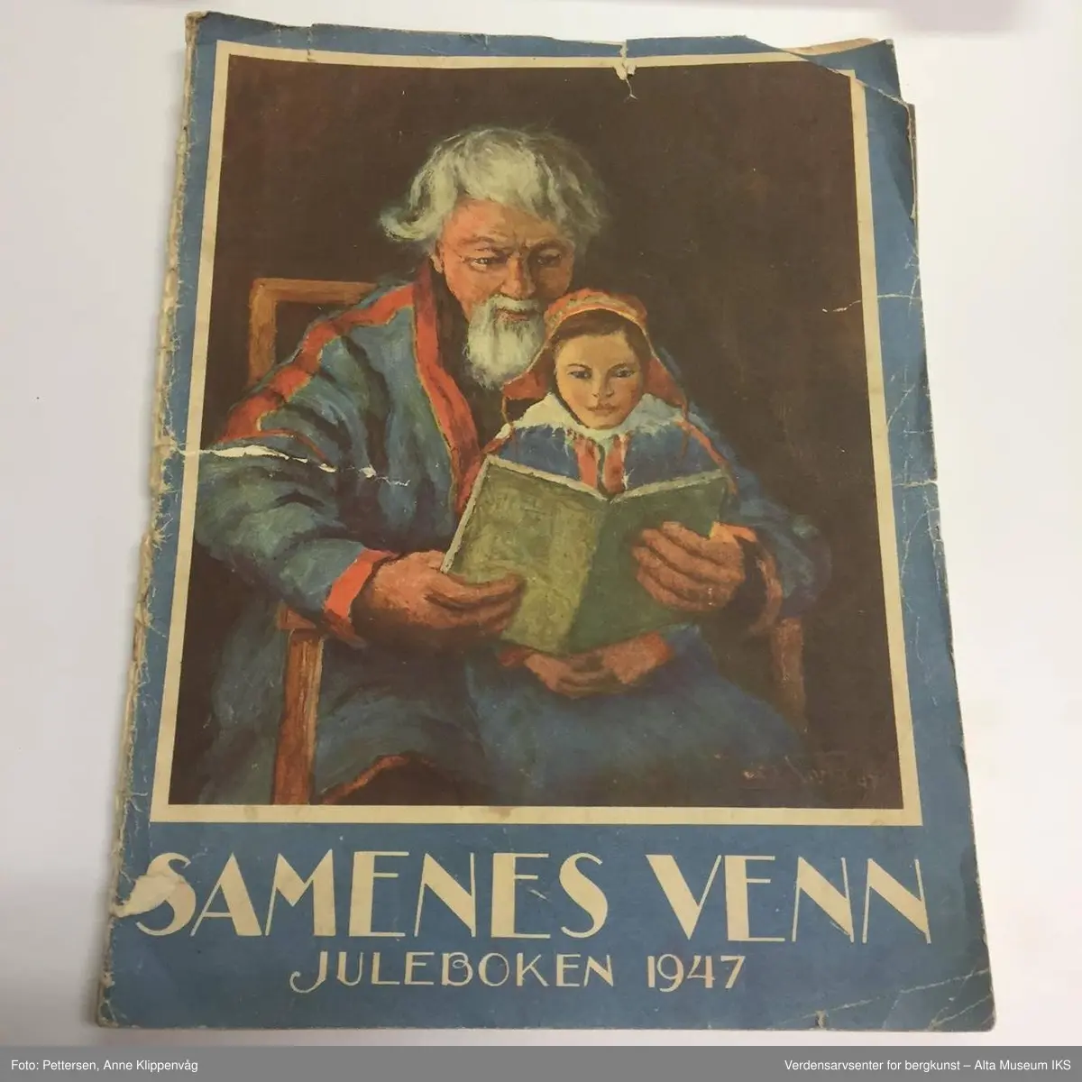 Form: Varierende firkantede formater.

 A) "Evangelisten" Julenummer 1958, 
B) "Høstblomsten" Julen 1950, 
C) "Sambaandet" 1953 og 1957,
D) "Hjemmets Venn" Julen 1958, 
E) "Bonde og småbruker" Julen 1958, 
F) "Dag over Norge" Julenummer 1945 (2 ex), 
G) "Krigsropet" Julen 1952, 
H) "Kristen ungdom" Julen 1953,
 I) "Kooperatøren" Julenummer 1955, 
J) "Samenes venn" Juleboken 1947 (bare omslag), 1958 og 1959, K) "K.F.U.K. speidernes blads julenummer" 1947, L) "Glade Jul" 1959 (utg.: Det Norske Misjonsselskap), M) "Barnas Søndagsblad" Julen 1958, N) "Barnehelg" Julen 1951, 1952, 1953, 1958, O) hefte uten omslag (utg.: Den norske sjømannsmisjon) >1951