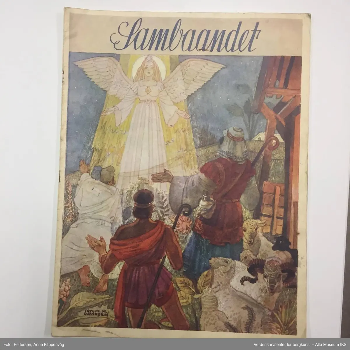 Form: Varierende firkantede formater.

 A) "Evangelisten" Julenummer 1958, 
B) "Høstblomsten" Julen 1950, 
C) "Sambaandet" 1953 og 1957,
D) "Hjemmets Venn" Julen 1958, 
E) "Bonde og småbruker" Julen 1958, 
F) "Dag over Norge" Julenummer 1945 (2 ex), 
G) "Krigsropet" Julen 1952, 
H) "Kristen ungdom" Julen 1953,
 I) "Kooperatøren" Julenummer 1955, 
J) "Samenes venn" Juleboken 1947 (bare omslag), 1958 og 1959, K) "K.F.U.K. speidernes blads julenummer" 1947, L) "Glade Jul" 1959 (utg.: Det Norske Misjonsselskap), M) "Barnas Søndagsblad" Julen 1958, N) "Barnehelg" Julen 1951, 1952, 1953, 1958, O) hefte uten omslag (utg.: Den norske sjømannsmisjon) >1951