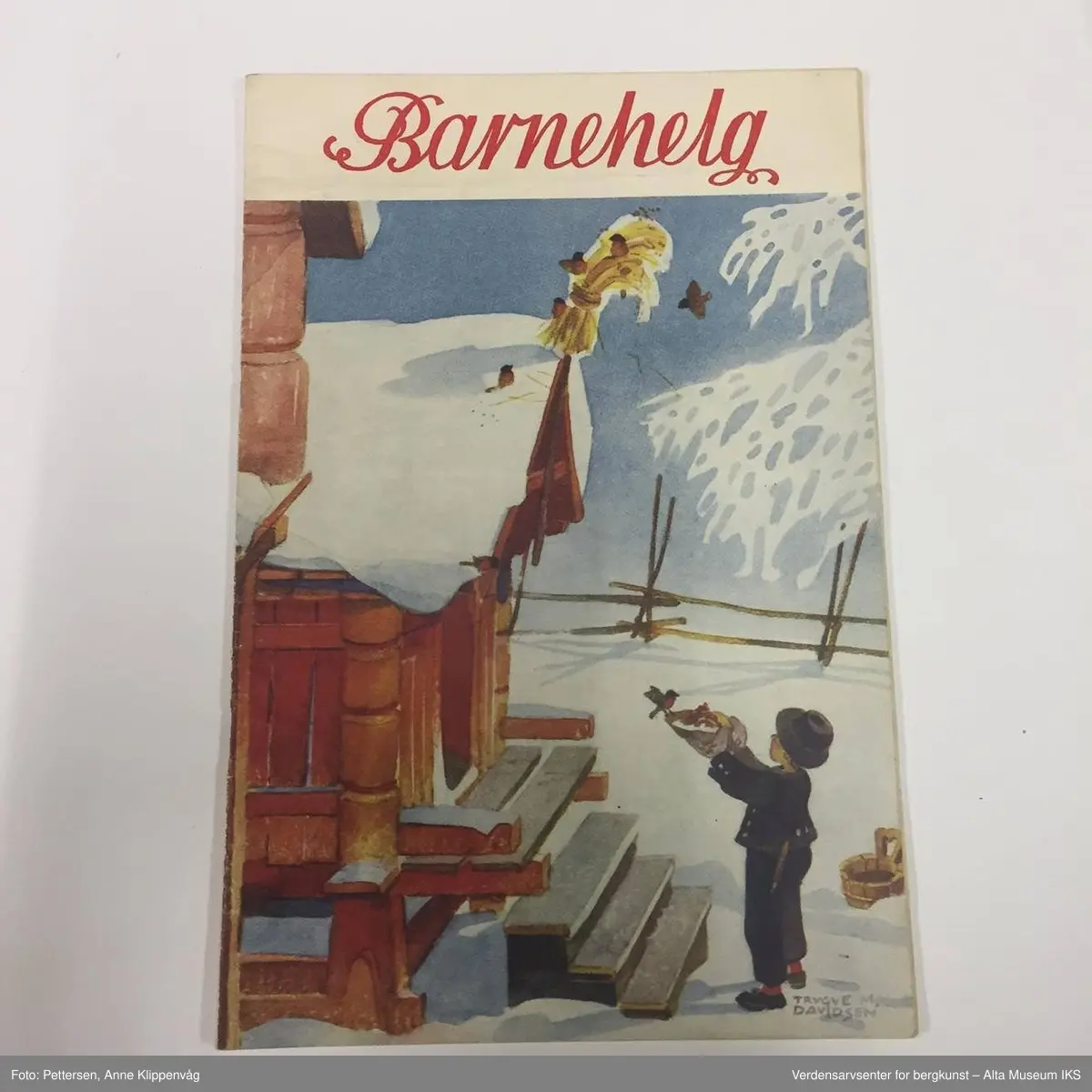 Form: Varierende firkantede formater.

 A) "Evangelisten" Julenummer 1958, 
B) "Høstblomsten" Julen 1950, 
C) "Sambaandet" 1953 og 1957,
D) "Hjemmets Venn" Julen 1958, 
E) "Bonde og småbruker" Julen 1958, 
F) "Dag over Norge" Julenummer 1945 (2 ex), 
G) "Krigsropet" Julen 1952, 
H) "Kristen ungdom" Julen 1953,
 I) "Kooperatøren" Julenummer 1955, 
J) "Samenes venn" Juleboken 1947 (bare omslag), 1958 og 1959, K) "K.F.U.K. speidernes blads julenummer" 1947, L) "Glade Jul" 1959 (utg.: Det Norske Misjonsselskap), M) "Barnas Søndagsblad" Julen 1958, N) "Barnehelg" Julen 1951, 1952, 1953, 1958, O) hefte uten omslag (utg.: Den norske sjømannsmisjon) >1951
