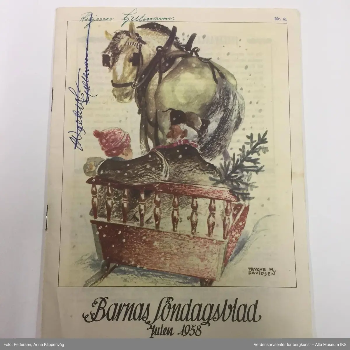 Form: Varierende firkantede formater.

 A) "Evangelisten" Julenummer 1958, 
B) "Høstblomsten" Julen 1950, 
C) "Sambaandet" 1953 og 1957,
D) "Hjemmets Venn" Julen 1958, 
E) "Bonde og småbruker" Julen 1958, 
F) "Dag over Norge" Julenummer 1945 (2 ex), 
G) "Krigsropet" Julen 1952, 
H) "Kristen ungdom" Julen 1953,
 I) "Kooperatøren" Julenummer 1955, 
J) "Samenes venn" Juleboken 1947 (bare omslag), 1958 og 1959, K) "K.F.U.K. speidernes blads julenummer" 1947, L) "Glade Jul" 1959 (utg.: Det Norske Misjonsselskap), M) "Barnas Søndagsblad" Julen 1958, N) "Barnehelg" Julen 1951, 1952, 1953, 1958, O) hefte uten omslag (utg.: Den norske sjømannsmisjon) >1951