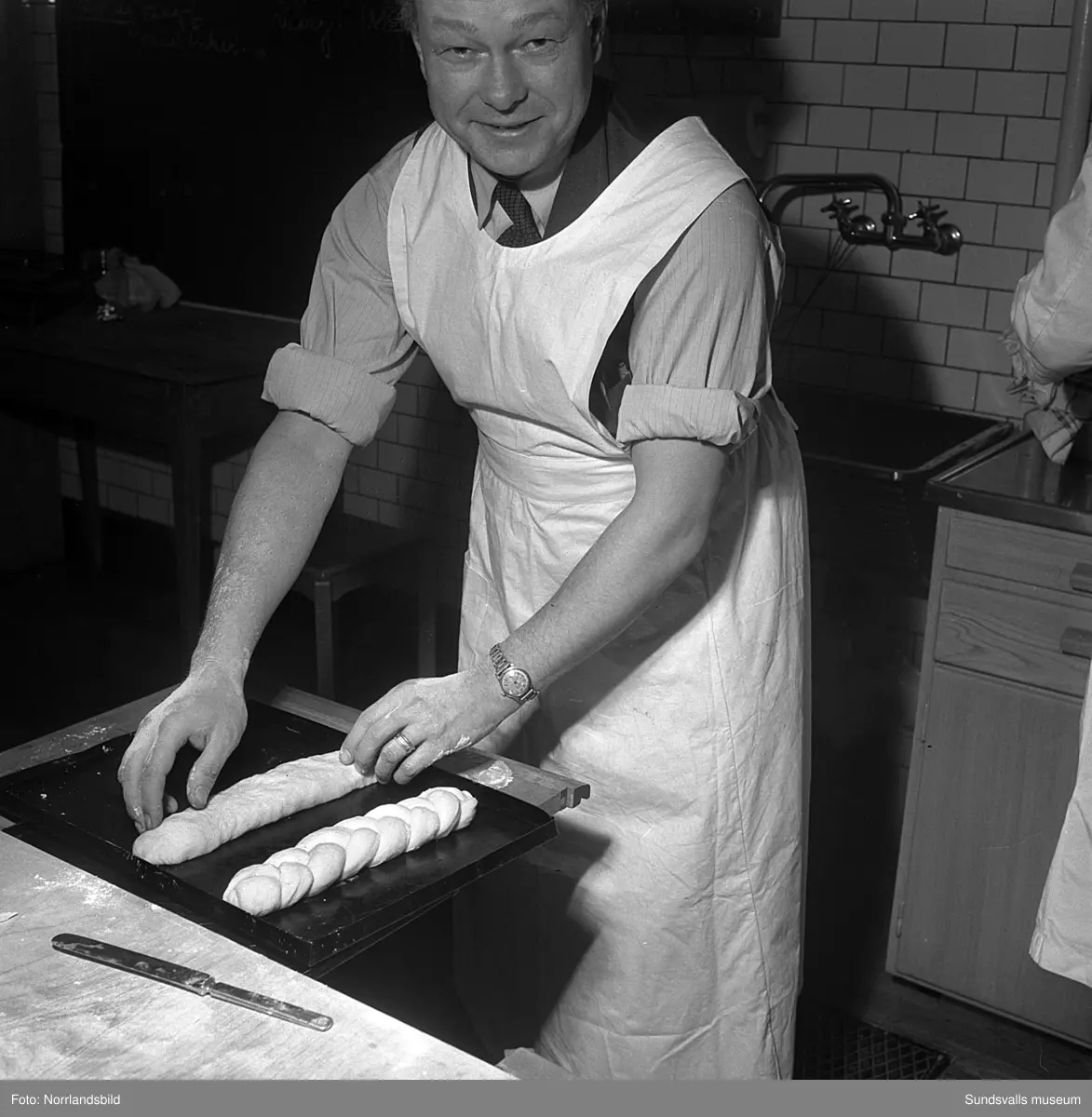Ett gäng glada män på kurs i matlagning och bakning.