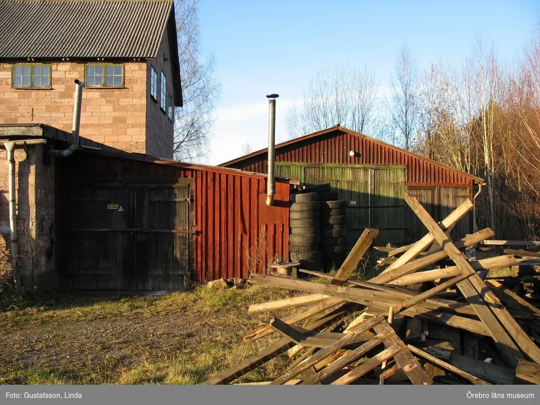 Yxhultprojektet, etapp 1, inventering av Yxhultsbolagets industriområden samt lämningar i landskapet.
Hällabrottet 2:10, Norra fabriksområdet. Emultitfabriken, tillbyggnader.