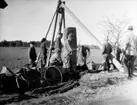 Alarpstenen under restaureringsarbetet våren 1935, flyttad från Sörby och här reses på sin ursprungliga plats.