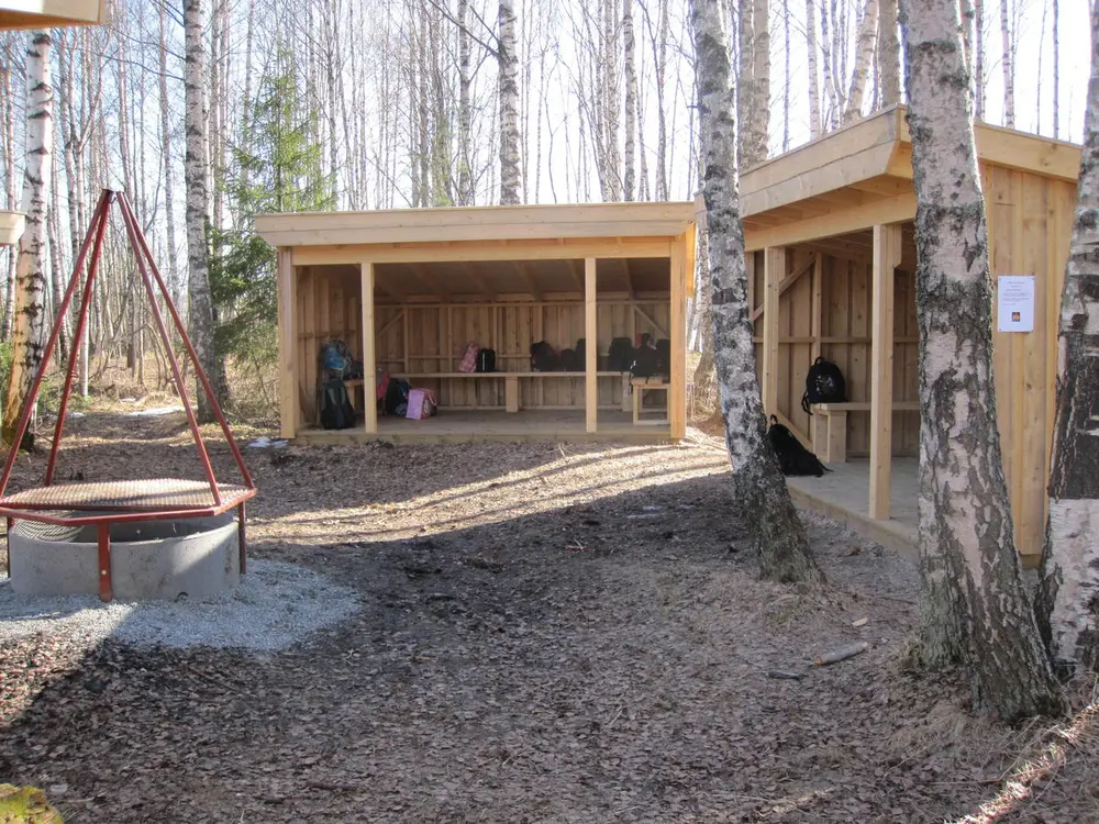 Foto av gapahuker og bålplass