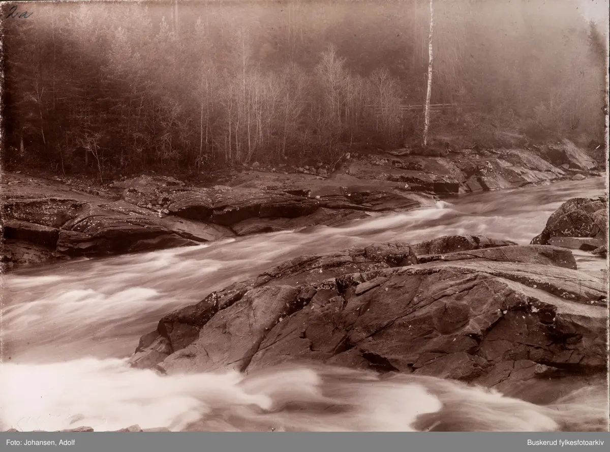 Fra album-  Fotografier fra De Aadalske Fosser
Parti fra elven Begna
Ovenfor Hensfossen, ved Bratlifaldet.