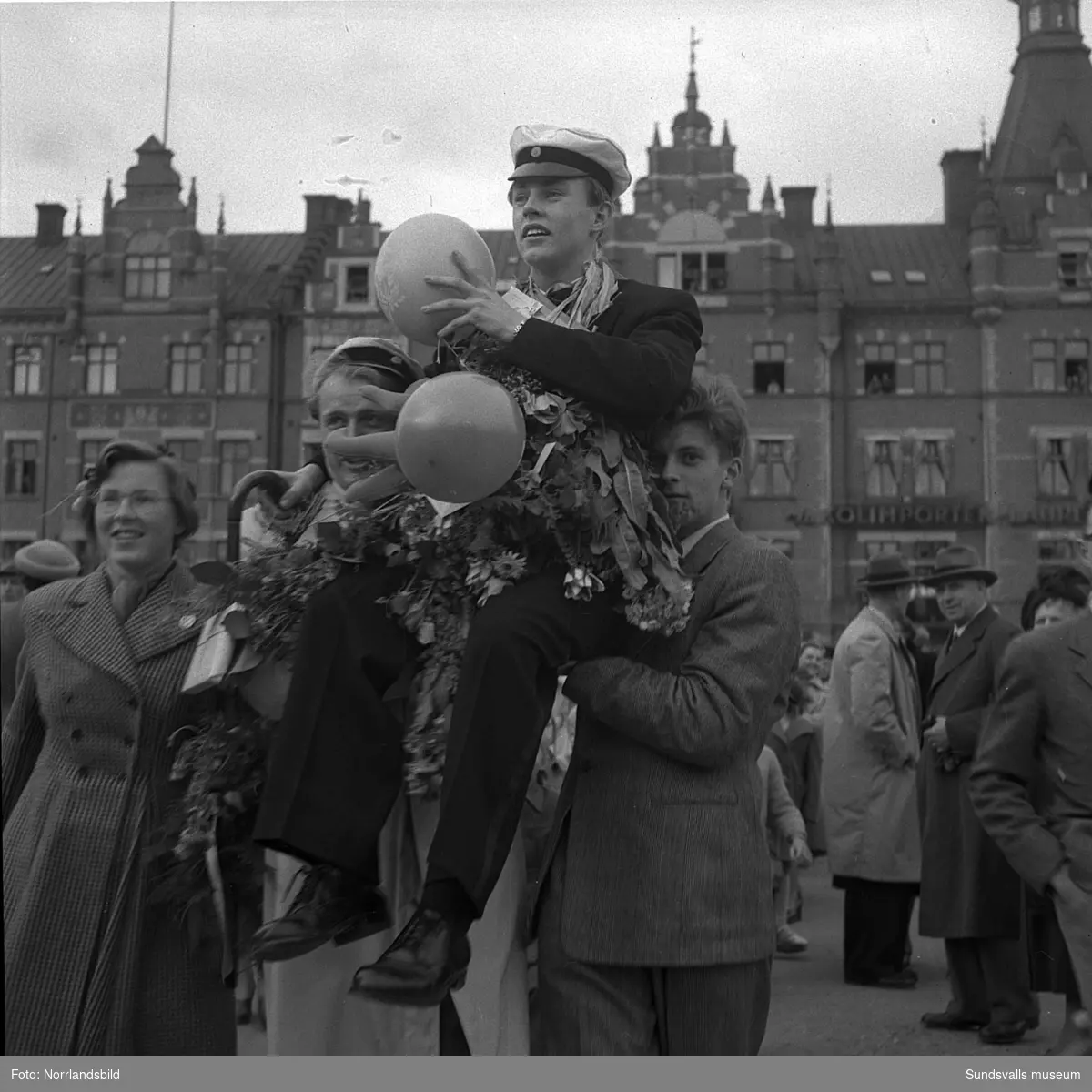 Studentexamen 1951. Studenterna på läroverkets trappa och tågandes utefter Köpmangatan mot stora torget.