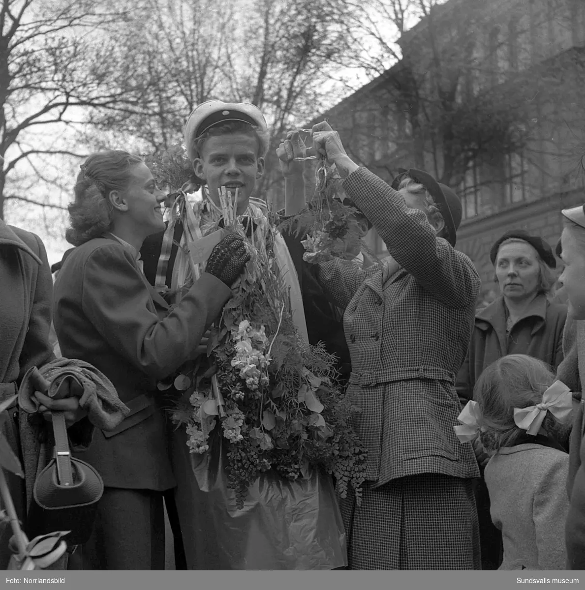 Studentexamen 1951. Studenterna på läroverkets trappa och tågandes utefter Köpmangatan mot stora torget.