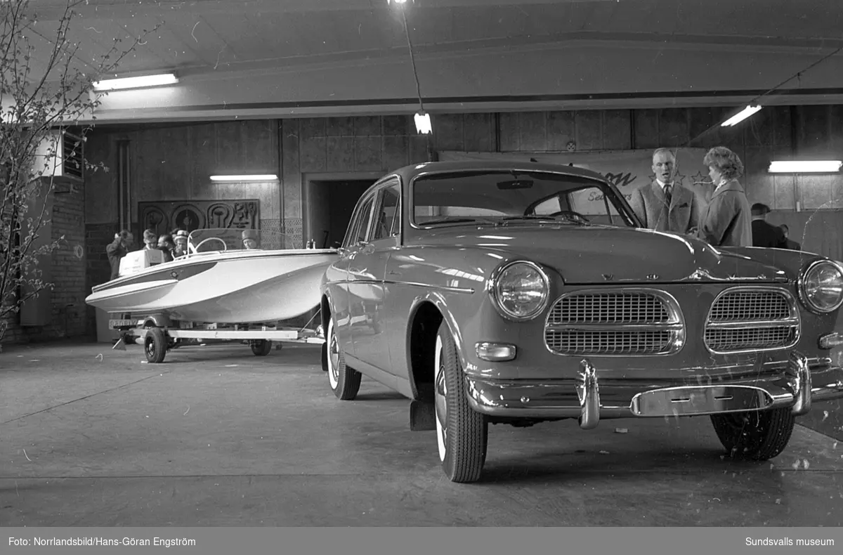 Båtutställning på Bilbolaget i Nacksta. En Volvo Amazon med en sportbåt på en trailer.