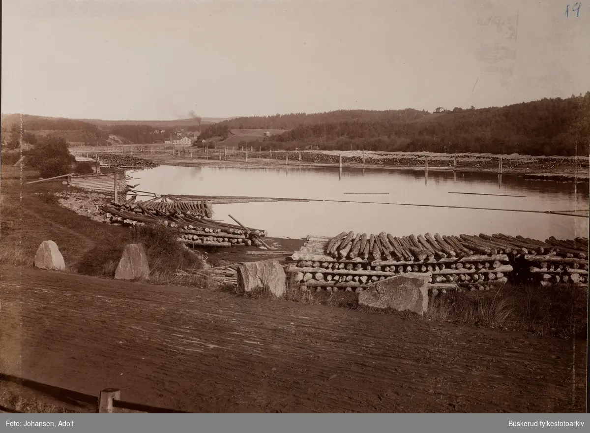 Fra album-  Fotografier fra De Aadalske Fosser
Parti fra elven Begna
Follum fabrikker
Nedenfor Follum fabrikker ned mot Nedre Molvald hengsle og Hønefoss brugs tømmerlager