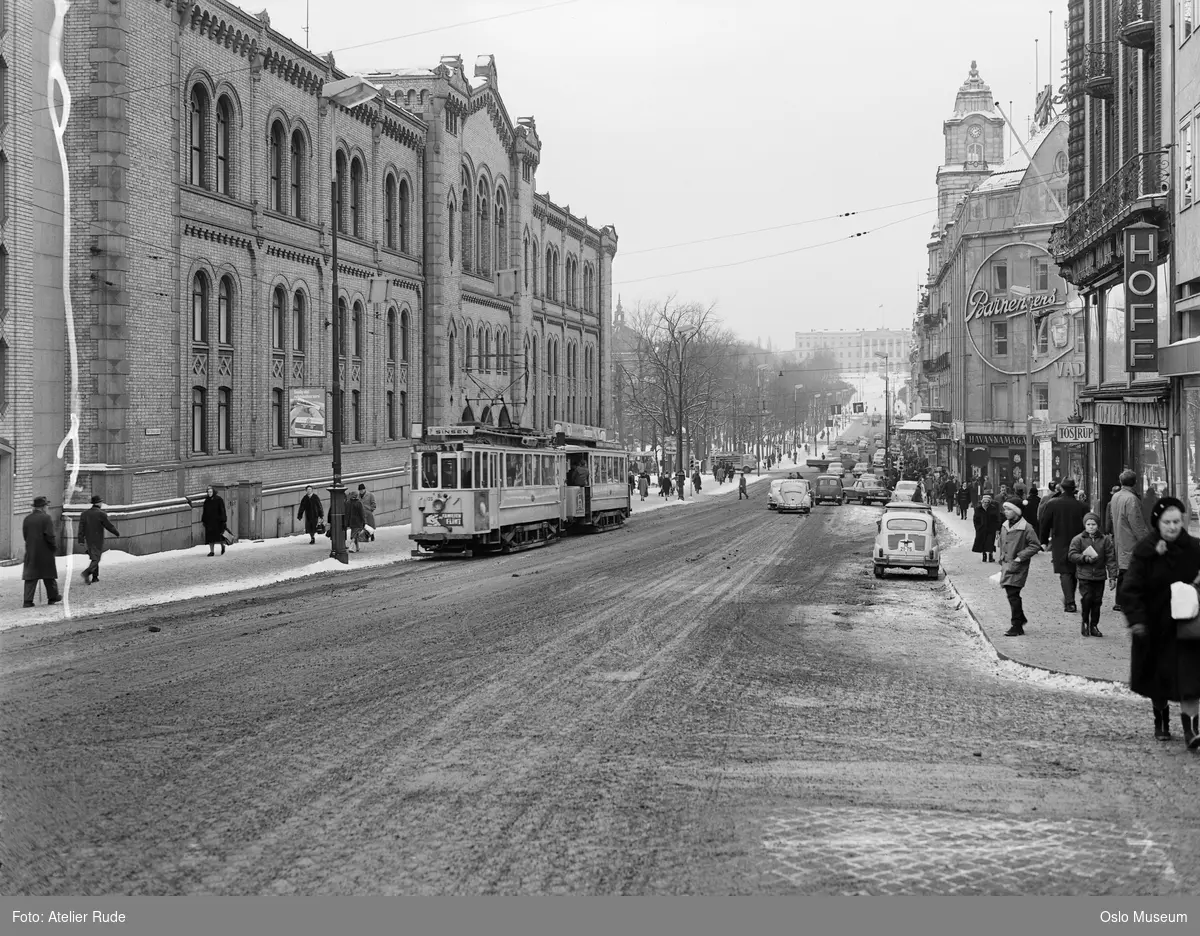 gateløp, gateliv, biler, mennesker, Sinsen-trikk, tafikklys, gatebelysning, Stortingsbygningen, forretningsgårder, snø