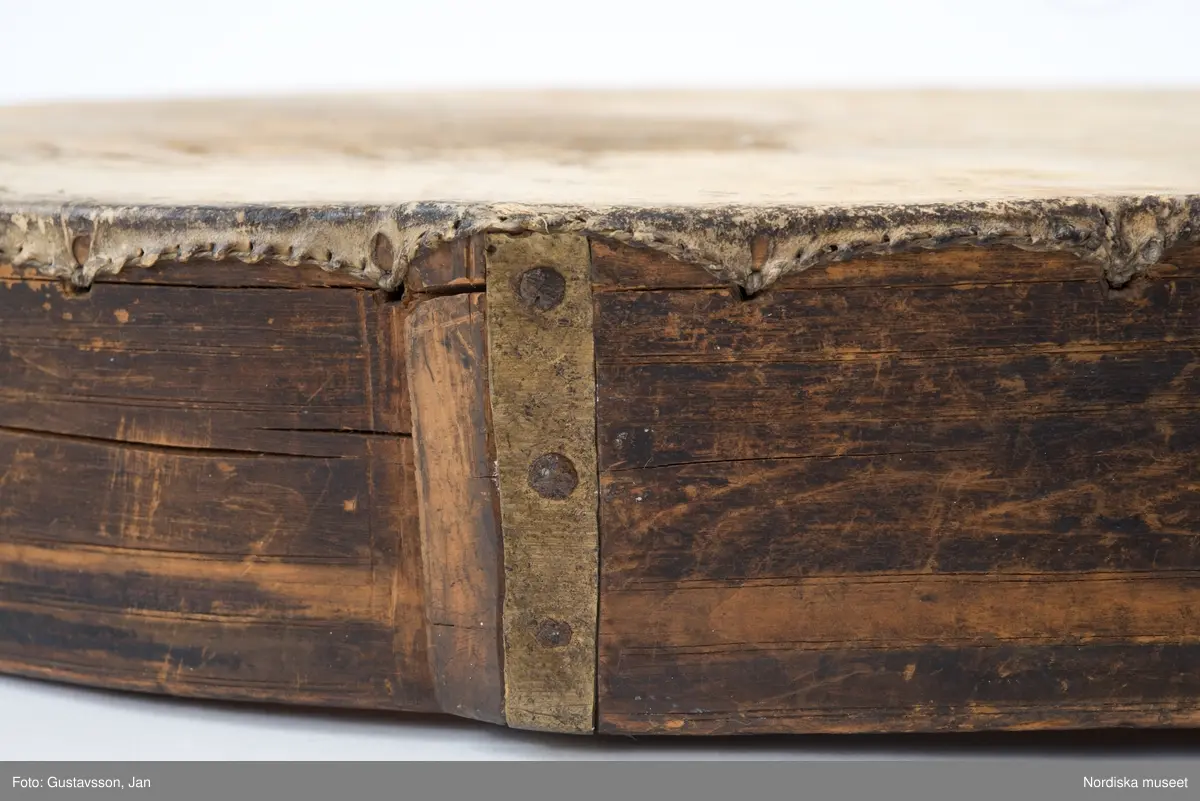 Huvudliggaren:
"Lapptrumma. Dep. 15/11 1943. Deposition av Statens Hist. Museum enl. instr. 2/2 1943. [Tidigare numrering] St. H. M. 360:15."
