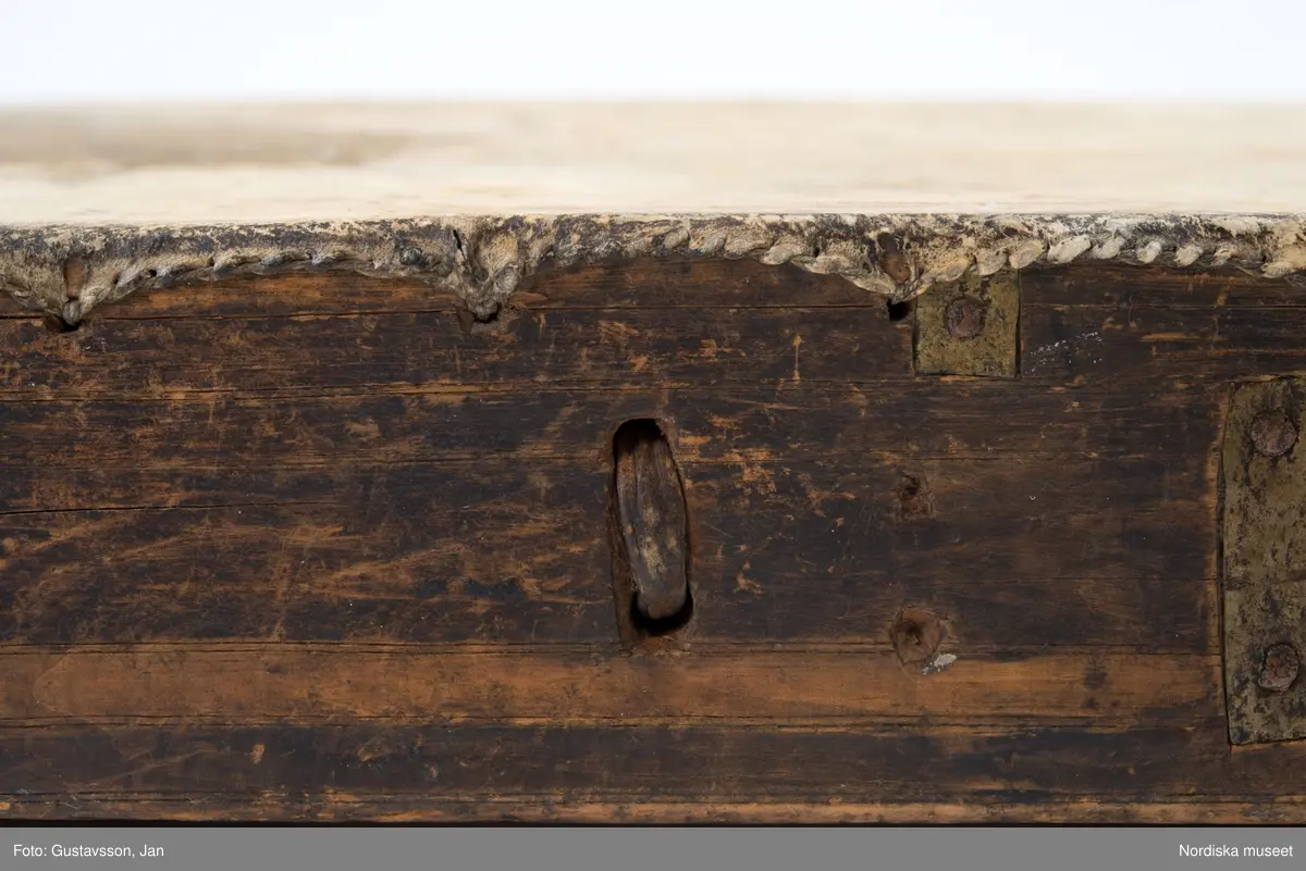 Huvudliggaren:
"Lapptrumma. Dep. 15/11 1943. Deposition av Statens Hist. Museum enl. instr. 2/2 1943. [Tidigare numrering] St. H. M. 360:15."