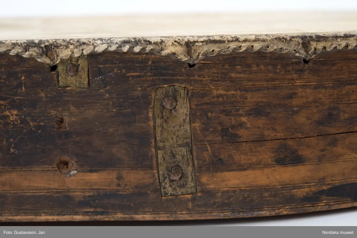 Huvudliggaren:
"Lapptrumma. Dep. 15/11 1943. Deposition av Statens Hist. Museum enl. instr. 2/2 1943. [Tidigare numrering] St. H. M. 360:15."