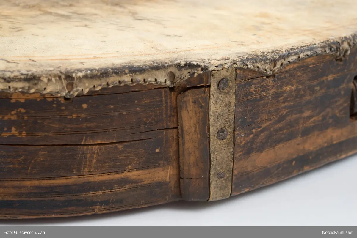 Huvudliggaren:
"Lapptrumma. Dep. 15/11 1943. Deposition av Statens Hist. Museum enl. instr. 2/2 1943. [Tidigare numrering] St. H. M. 360:15."
