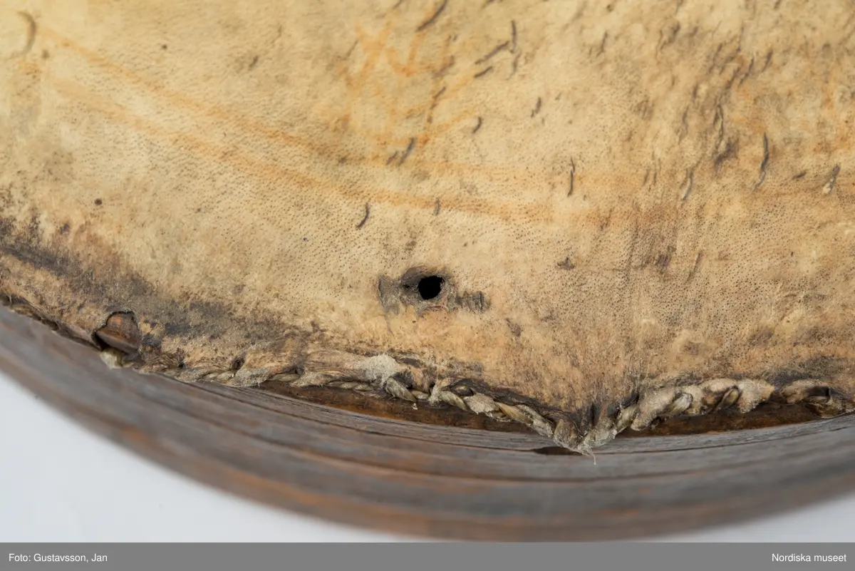 Huvudliggaren:
"Lapptrumma. Dep. 15/11 1943. Deposition av Statens Hist. Museum enl. instr. 2/2 1943. [Tidigare numrering] St. H. M. 360:15."