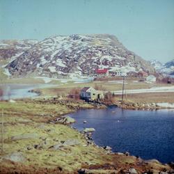 Bildet er teke mot aust/søraust. Hytta i framgrunnen tilhøyr