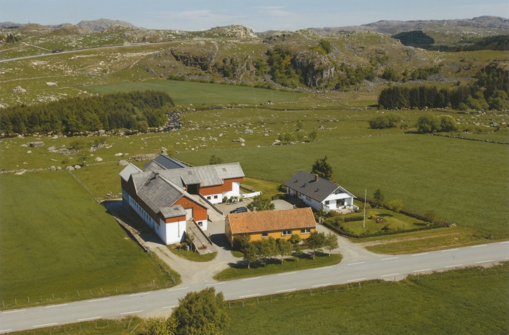 Flyfoto av Slettene, bruk 17 av Stora Undheim teke mot søraust. Fjellet nærast heiter "Kvednaberget". Øvst til venstre kan ein skimta Knudaheio.