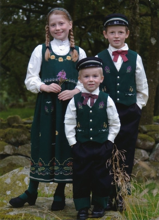 Barna på Garborg bruk 6, Dammane i 2009. Frå venstre Elise Tjemsland (1996 - ), Ådne Tjemsland (2001 - ) og Trygve Tjensland jr. (1998 - )