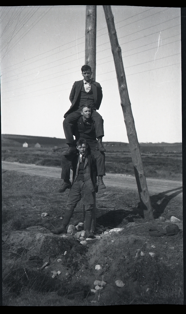 Ola Auglend, Håkon Line (1901 - 1967) og Tor Kalberg (1900 - ) på linjebygging
