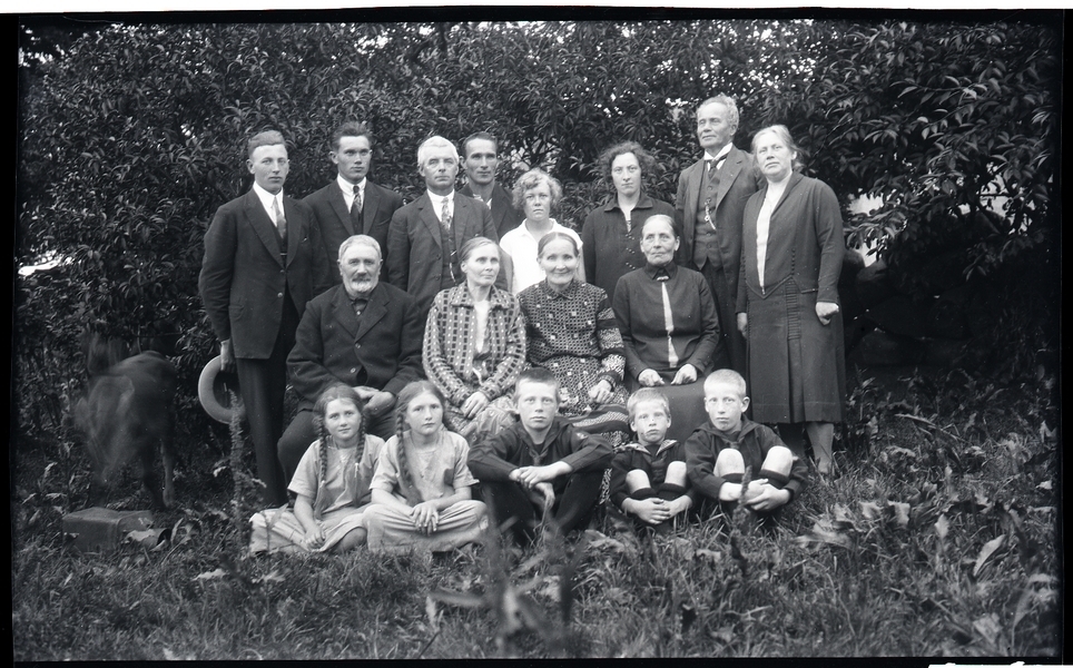 Gruppe med vaksne og born i hagen på Netland bruk 1. Lars I. Folkvord (1902 - 1975) med kone Ida Folkvord (1904 - 1976) og born, Berta Søgnen f. Nesse (1860 - 1946), Jon Håland og kona, Gudmund Fjermestad (1907 - 1991) og folk på Netland. Ståande bakerst som nr tre frå høgre er Eldbjørg Netland f. Taksdal (1903 - 1999) Sitjande frå venstre Peter Netland (1865 - 1953), ukj, Karen Sofie Netland f. Storhaug (1867 - 1951),  ukj. Framme til venstre Ester Netland g. Frøyland (1921 - 2010), Karen Sofie Netland g. Herikstad (1920 - 2012), ukj., ukj., ukj.
Desse ukjende er f. v. Leiv Folkvord (1917 - 2002), Magne Folkvord (1923 - 2014) og Sigmund Folkvord (1918 - 1996). Sistnemnde er far til Arild Folkvord som har gitt desse opplysningane.
Bak til høgre står Anna Malena Folkvord f. Søgnen (1886 - 1851) og ved sida til høgre står mannen hennar, Lars L. Folkvord (1869 1940). Dei er besteforeldra til Arild Folkvord. Dama sitjande lengst til høgre er Berta Søgnen f. Nesse (1860 - 1946.