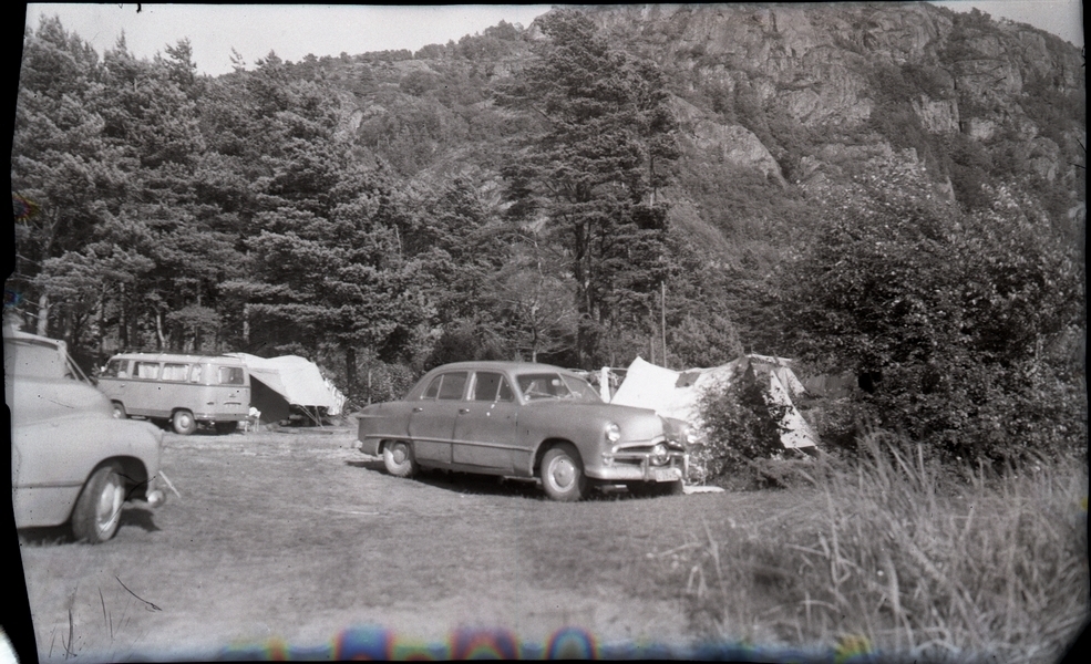 Rosfjord Leirplass ved Agnefest sørvest for Lyngdal. Teltet og bilen til familien Netland fremst.