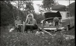 Sommarferien 1961. Rast ved Drivstua på Dovre. Frå venstre B