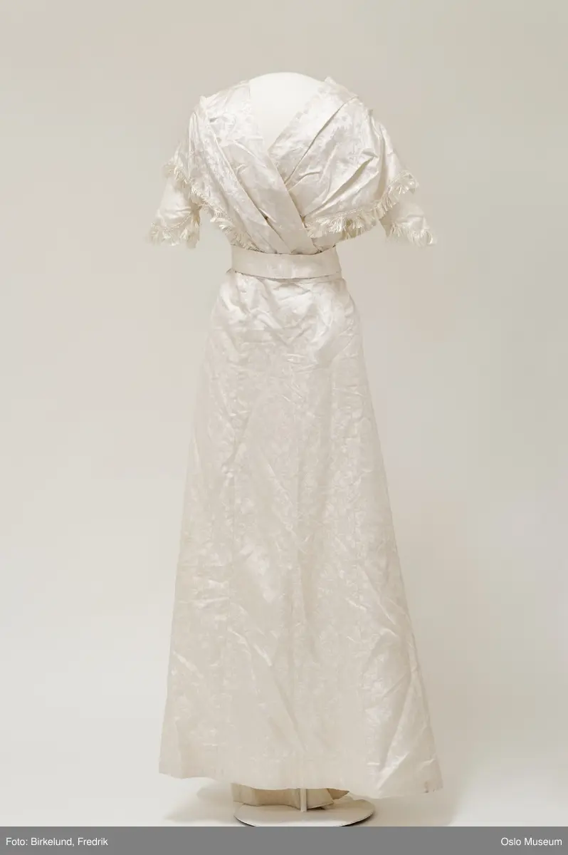 Større og mindre svungne blader og stilker.