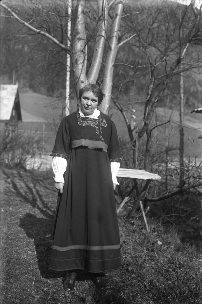 Fotsamling etter Hans Tveito. Kristiane Tveito i fotografert i bunad.