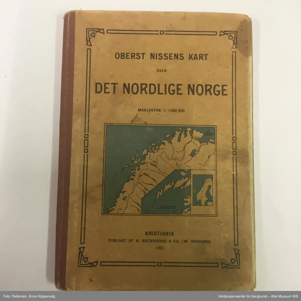 A) Kooperatørenes praktiske lommealmanakk 1931, Oslo 1930, B) Sig Thor: Middelskolens zoologi, Kristiania 1900, C) Sig. Lunde: Slik bygger vi hus, Oslo 1953, D) Olav Selvaag: Bygg rasjonelt, Oslo 1951, E) Oberst Nissens kart over det nordlige Norge, Kristiania 1905, F) Kartoppgaver for sjømannsskolen, Ålesund 1944, G-I) Amund Helland: Haandbog i grubedrift, bind 1-3, Kristiania 1887