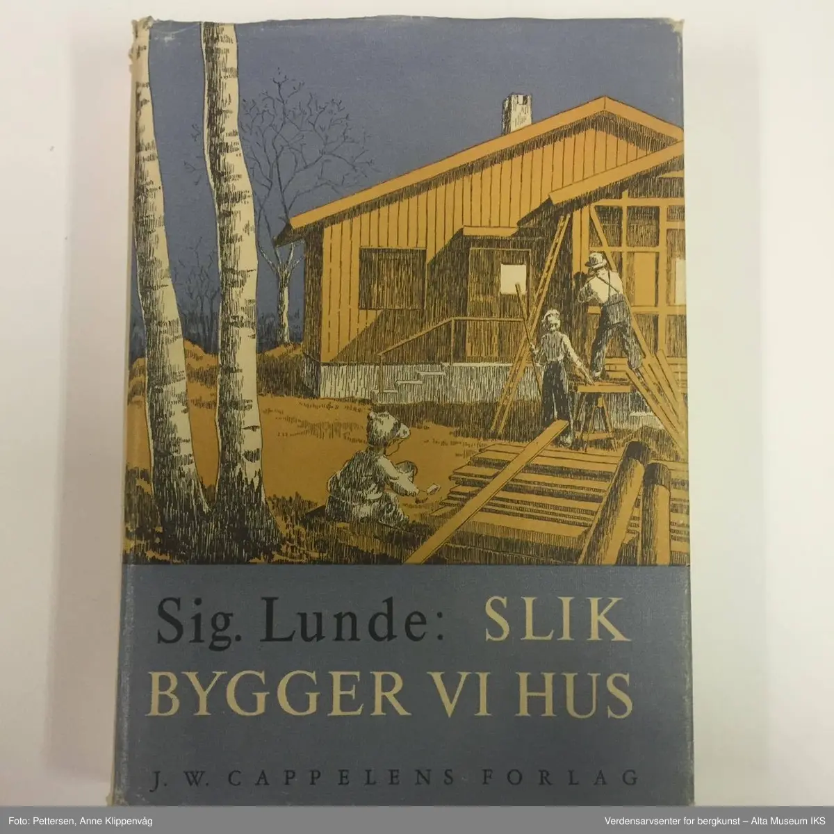 A) Kooperatørenes praktiske lommealmanakk 1931, Oslo 1930, B) Sig Thor: Middelskolens zoologi, Kristiania 1900, C) Sig. Lunde: Slik bygger vi hus, Oslo 1953, D) Olav Selvaag: Bygg rasjonelt, Oslo 1951, E) Oberst Nissens kart over det nordlige Norge, Kristiania 1905, F) Kartoppgaver for sjømannsskolen, Ålesund 1944, G-I) Amund Helland: Haandbog i grubedrift, bind 1-3, Kristiania 1887
