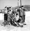 Skolhockeylag på Vapenvallen i Huskvarna. Detta lag har just vunit mästerskapet för realskolor  i  Huskvarna. Från vänster Tommy Andersson, Bo Ekvall, Olle Engström, Hasse Björck och Rolf Lindberg. Länst fram målvakten Jonny Björk.