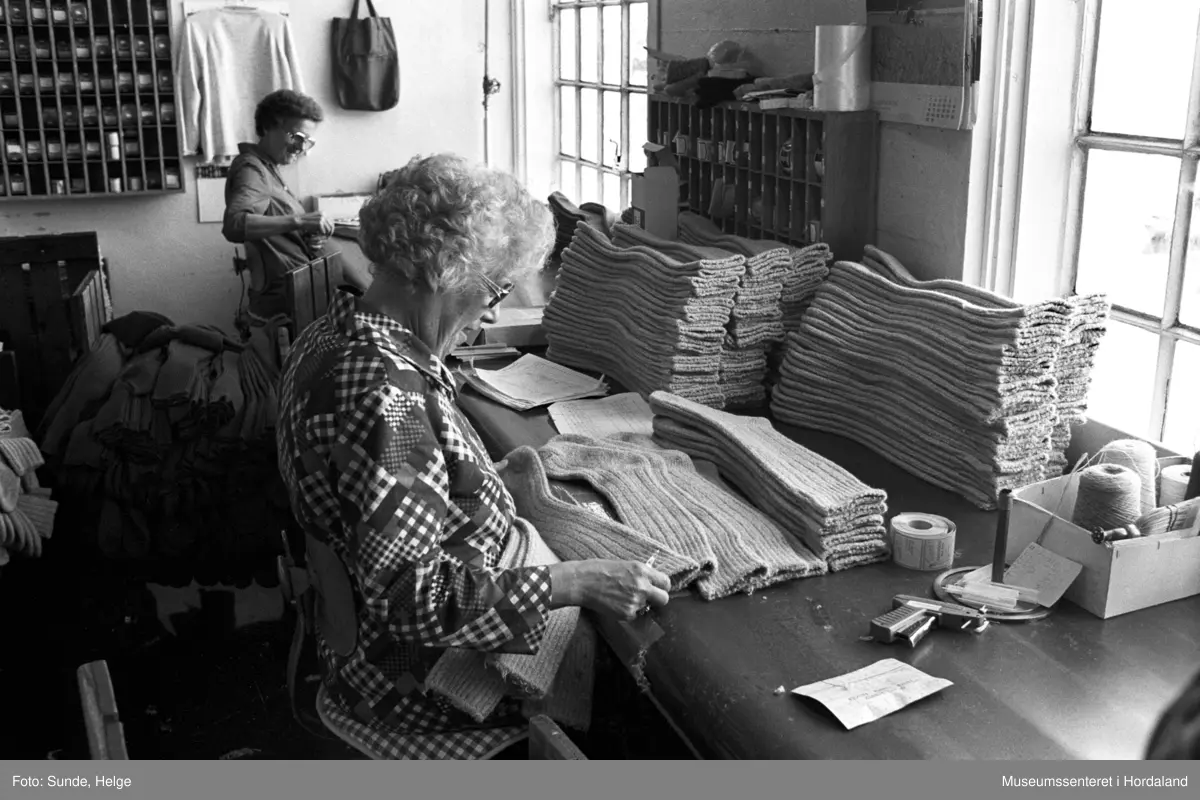 Arbeidsliv ved Salhus Tricotagefabrik i Salhus, Bergen i 1976. Samanlegging av sokkar.

F.v.: NN, Klara Sellevold.