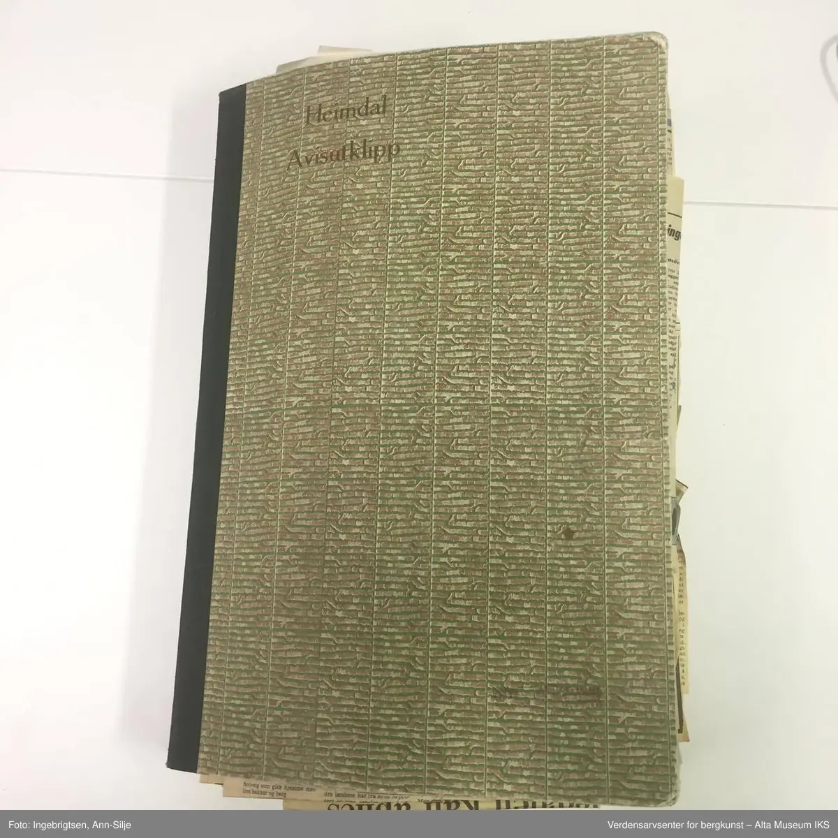 Form: Folioformat. Utklippsbøker som inneholder avisutklipp med delvis innlimte og delvis løse klipp. Utklippene omhandler verden, Norge generelt og Alta og omegn. A), B) gråmelert perm, C) grønnmønstret perm/grønn rygg.