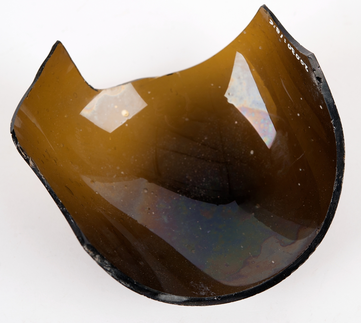Fragment, hals och stämpel.
Avbildar motiv under krona.  Stämpelkuddens diam. 50 mm.