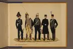 Plansch i färgtryck med uniform för Livregementets husarer för åren 1807-1888. Ingår i planschsamlingen Svenska arméns och flottans officersmunderingar utgiven av P.B Eklund.