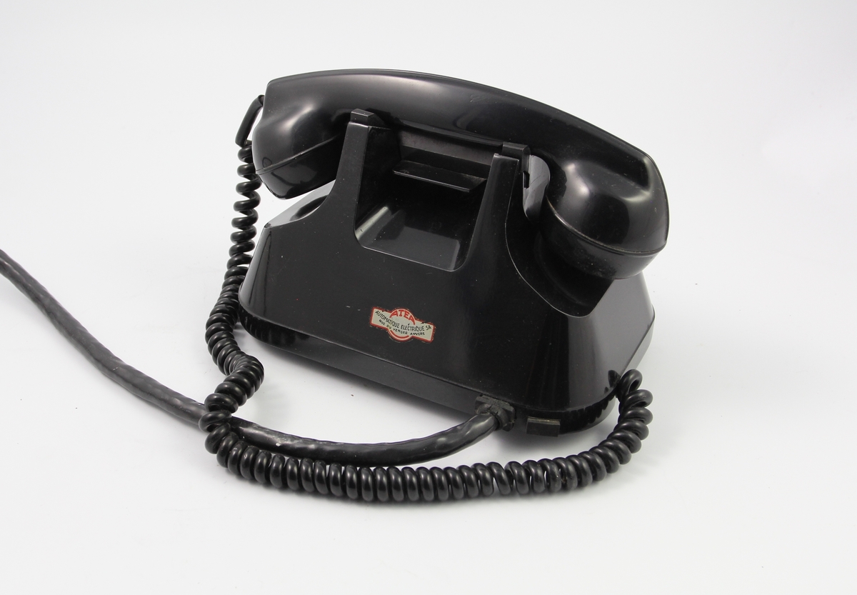 Sort bordtelefon fra 1963. Stod på Bjørn Schoders assistents kontorpult. Direkte overføring til Bjørns kontor. To linjer inn.