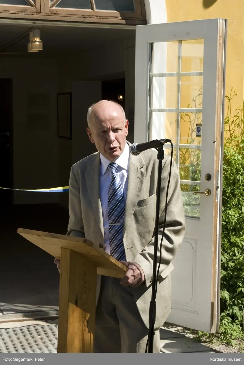 Invigning av utställningen, "Linnés Tre Riken - växtriket, djurriket och mineralriket. ", Julita gård, juni 2007. Janne Pettersson chef för Julita invigningstalar. Besökare och personal i utställningarna.