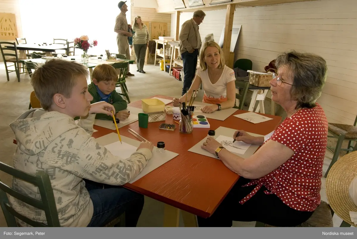 Invigning av utställningen, "Linnés Tre Riken - växtriket, djurriket och mineralriket. ", Julita gård, juni 2007. Janne Pettersson chef för Julita invigningstalar. Besökare och personal i utställningarna.