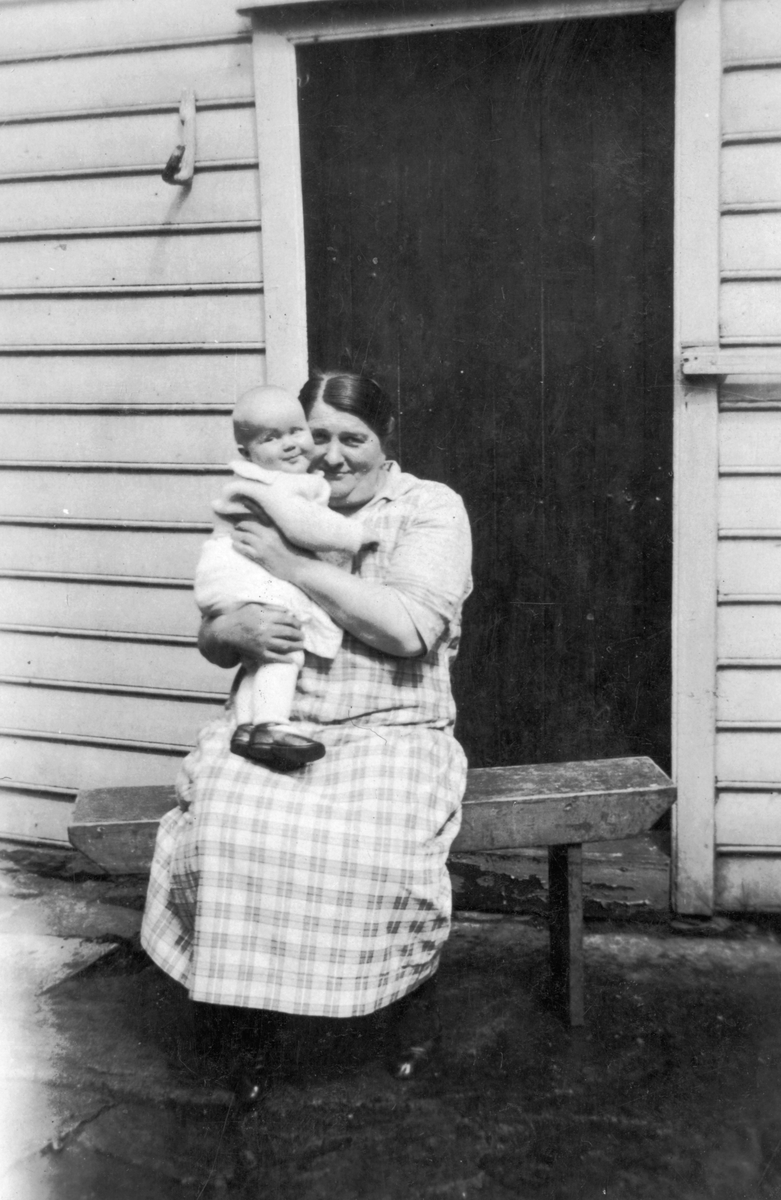 Utanfor Skåldalhuset, Salhus. 
Karen Sofie Mjelde med Karen Sofie Monsen på fanget, ca. 1933.