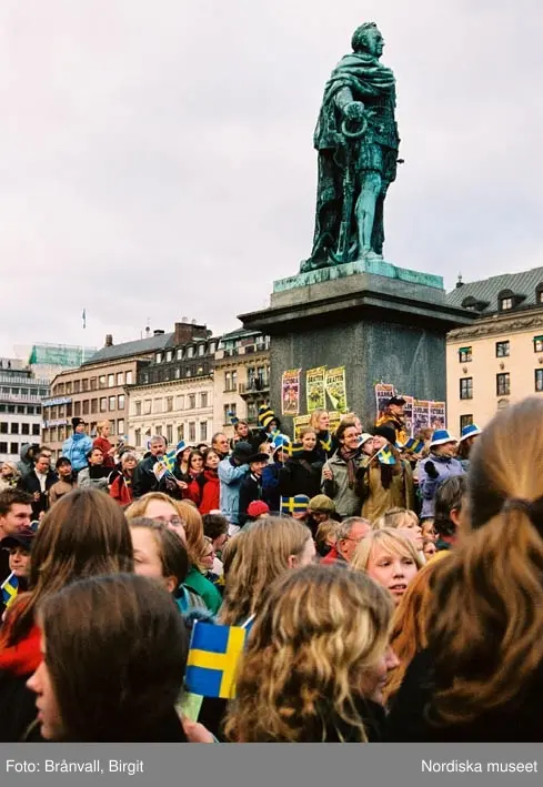 Firandet av det svenska damlandslaget som fick silver i VM i fotboll hösten 2003. Kungsträdgården.