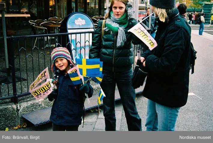 Firandet av det svenska damlandslaget som fick silver i VM i fotboll hösten 2003. Kungsträdgården.