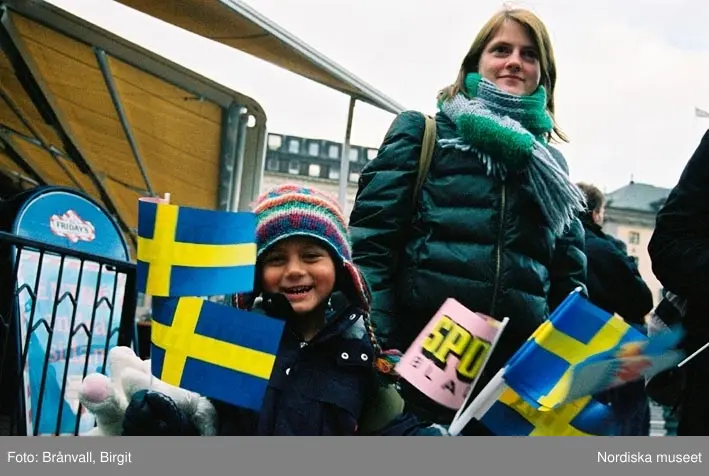 Firandet av det svenska damlandslaget som fick silver i VM i fotboll hösten 2003. Kungsträdgården.