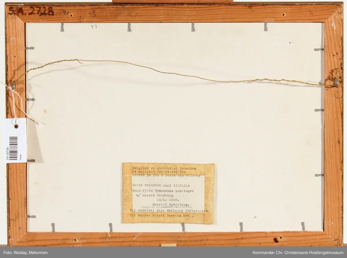 To småpiker på to benker ved de to gamle bauta- steinene ved Hjertnesstranda, Sandefjord.