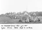 Försöksbatteri vid Gotlands artilleriregemente A 7 övar med fyra stycken 7,5 cm kanon m/1902 på Fårö i juli 1945. Bataljonchef, reservofficer kapten von Rosen.