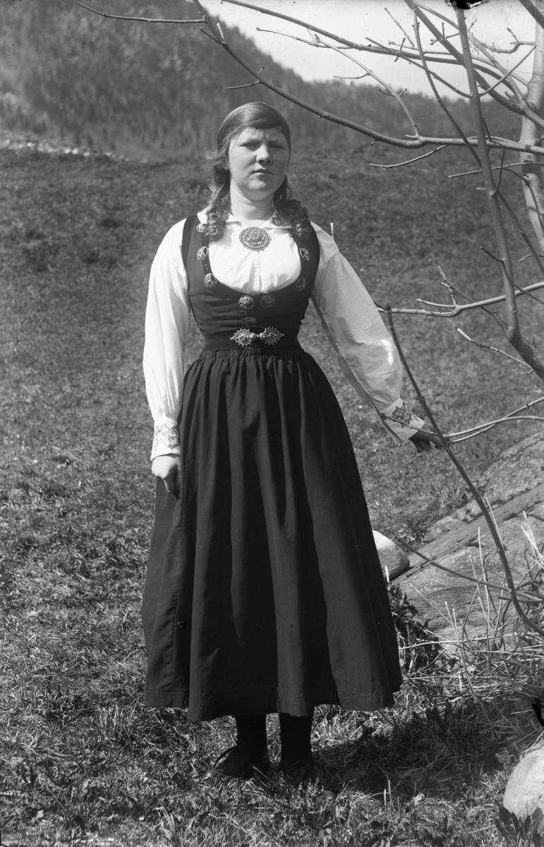 Fotsamling etter Hans Tveito. Portrett av Ragnhild Tveito 17.05.1917.