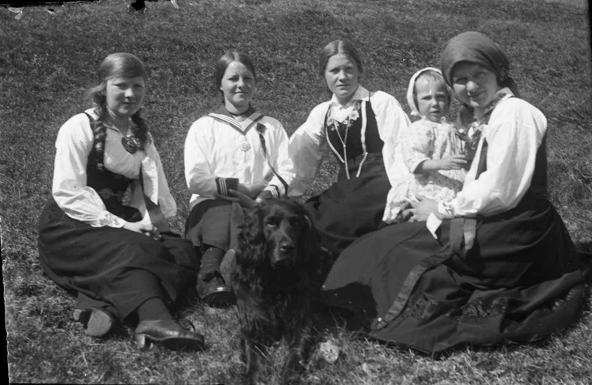 Fotsamling etter Hans Tveito. Gruppe jenter fotografert. 
Fra venstre: Ragnhild Tveito, Sofie Tveito, Hege Kvåes? og Anne Therese på fanget til Helvig Tveito Heggtveit. Ant. 17.05.1917