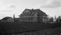 Fire bilder av skolebygg under oppføring, og/eller gammelt s