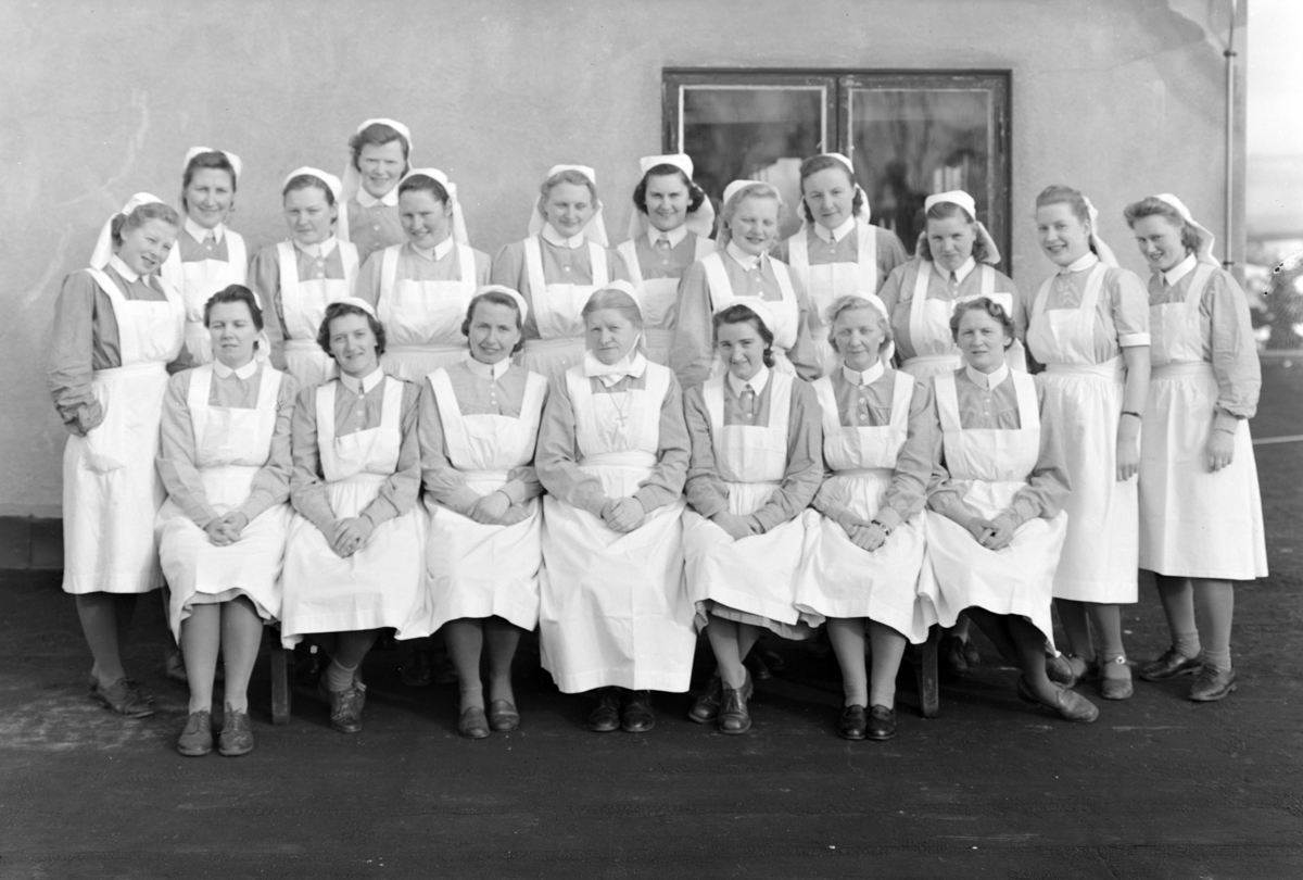 Hamar Sykehus,gruppe sykepleiere, ukjente. "Sykesøstre", uniformer.
